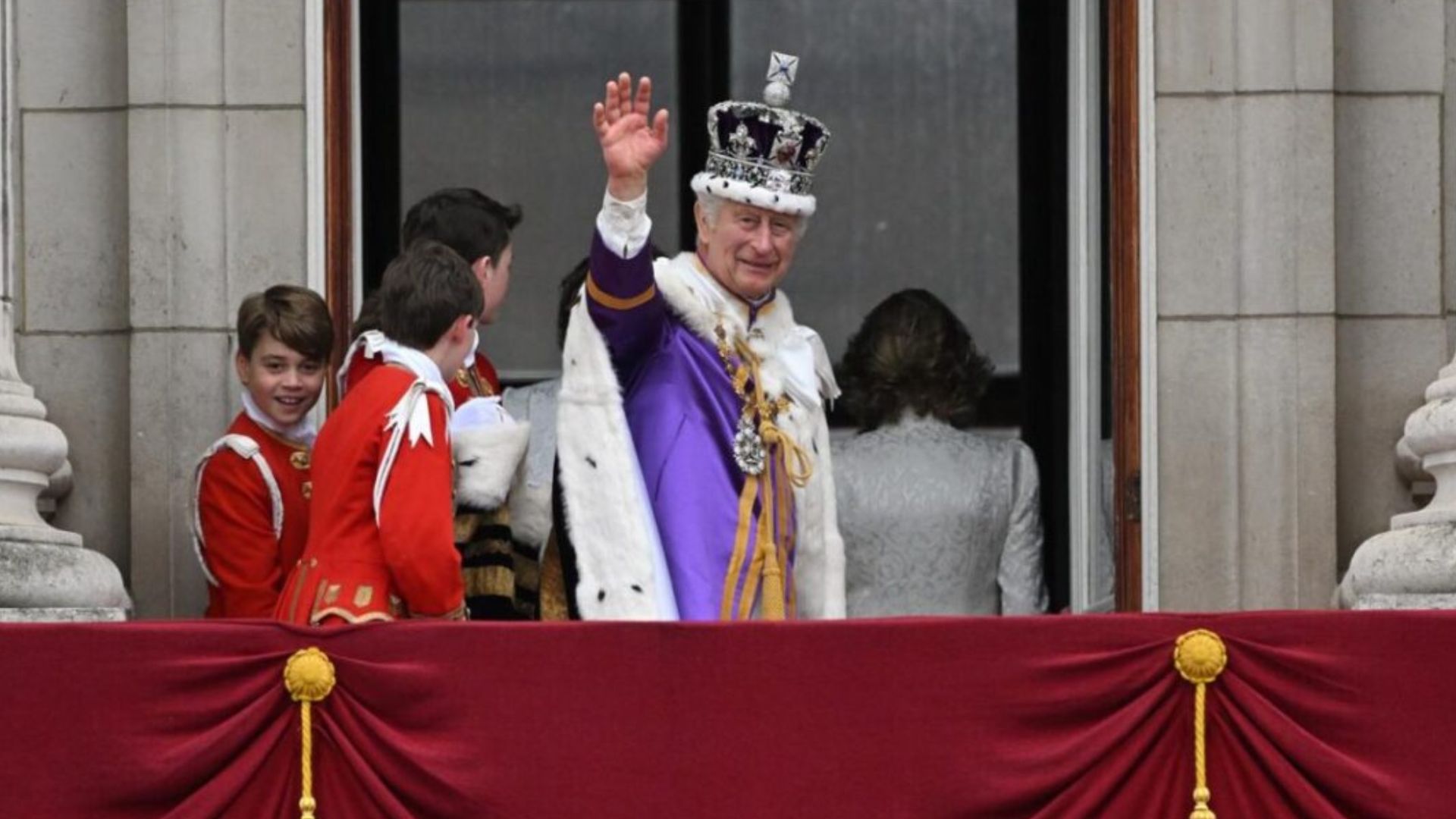 Carlos III durante su coronación.