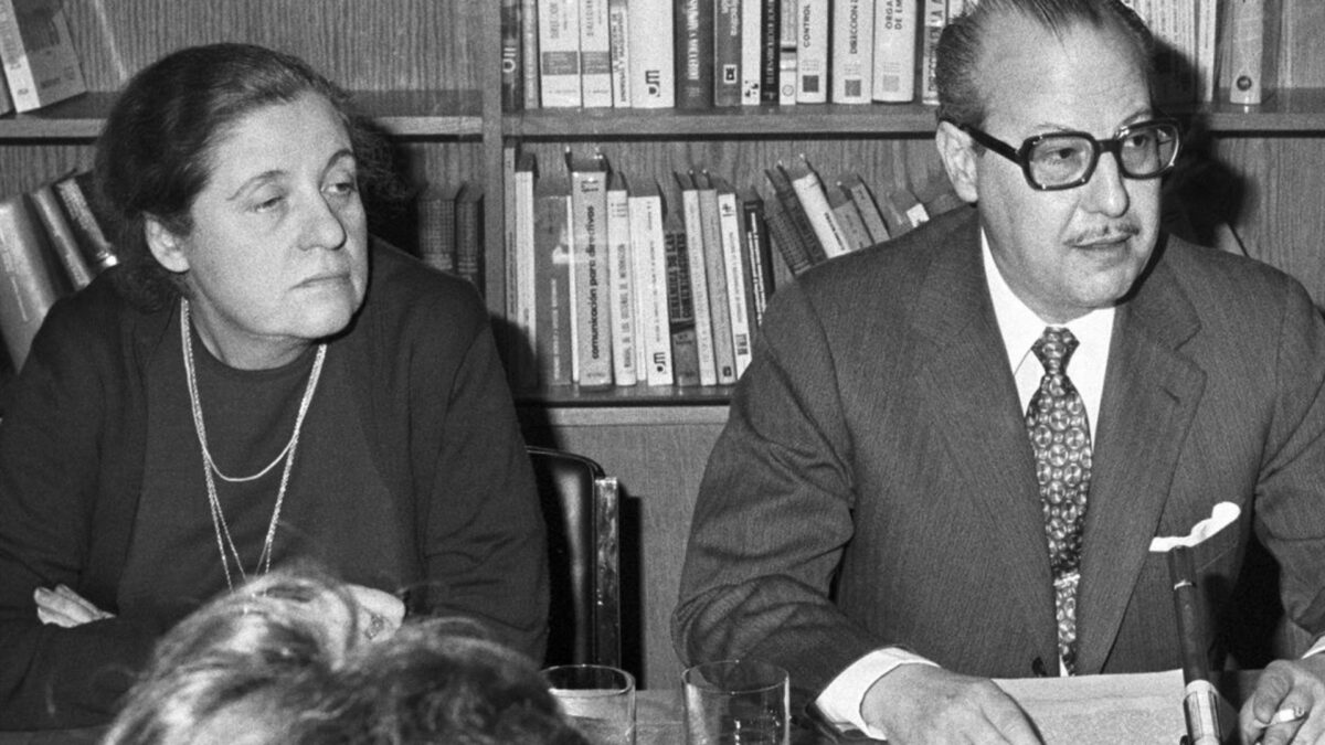 Los periodistas Jaime Campmany y Pilar Narvión durante el coloquio "Oportunidades Profesionales de la Mujer Trabajadora", en el Centro Nacional de Promoción Profesional y Social Almirante Carredo de Madrid.