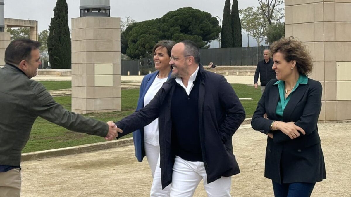 Dolors Monserrat acompaña a Alejandro Fernández en un acto de campaña.