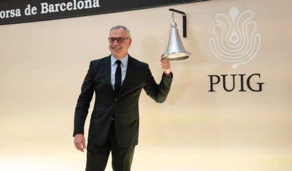 El presidente ejecutivo de Puig, Marc Puig, tocando la campana en su estreno en bolsa.