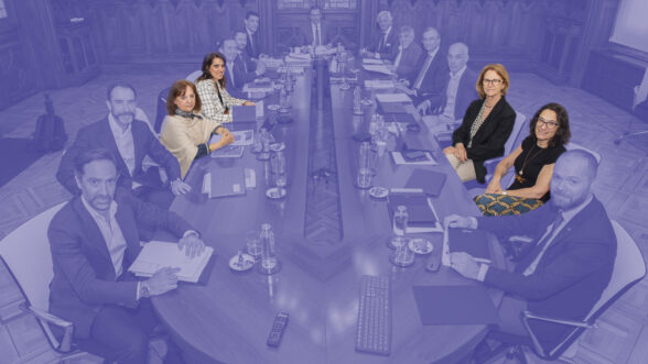 Imagen de mesa del consejo con todos los miembros del comité de dirección de Renfe.