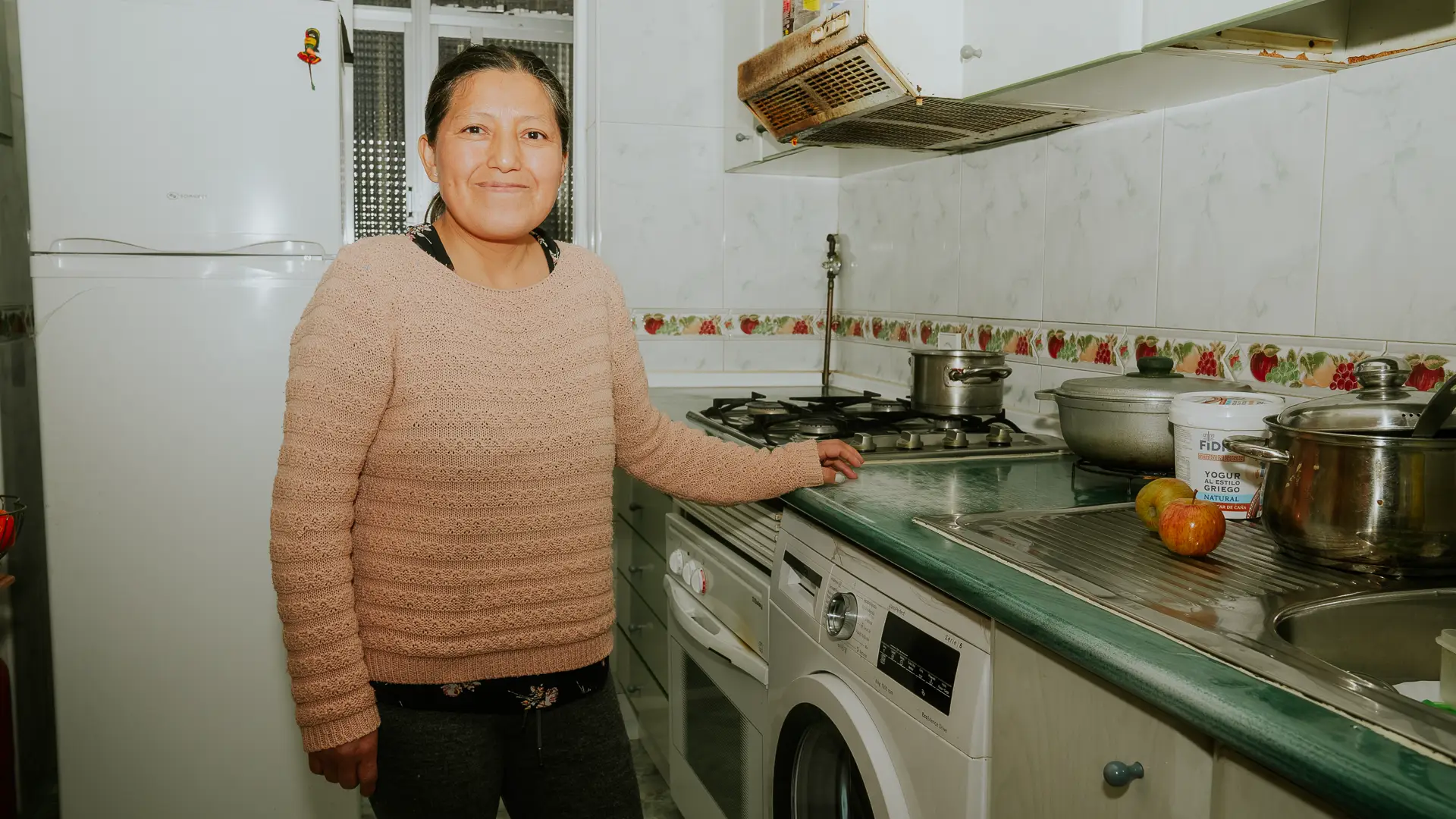 Sara Alvarado en la cocina de su casa por la que en 2006 se hipotecó por 307.950 euros.
