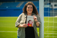 La escritora Sara Gutiérrez posa con su primer libro