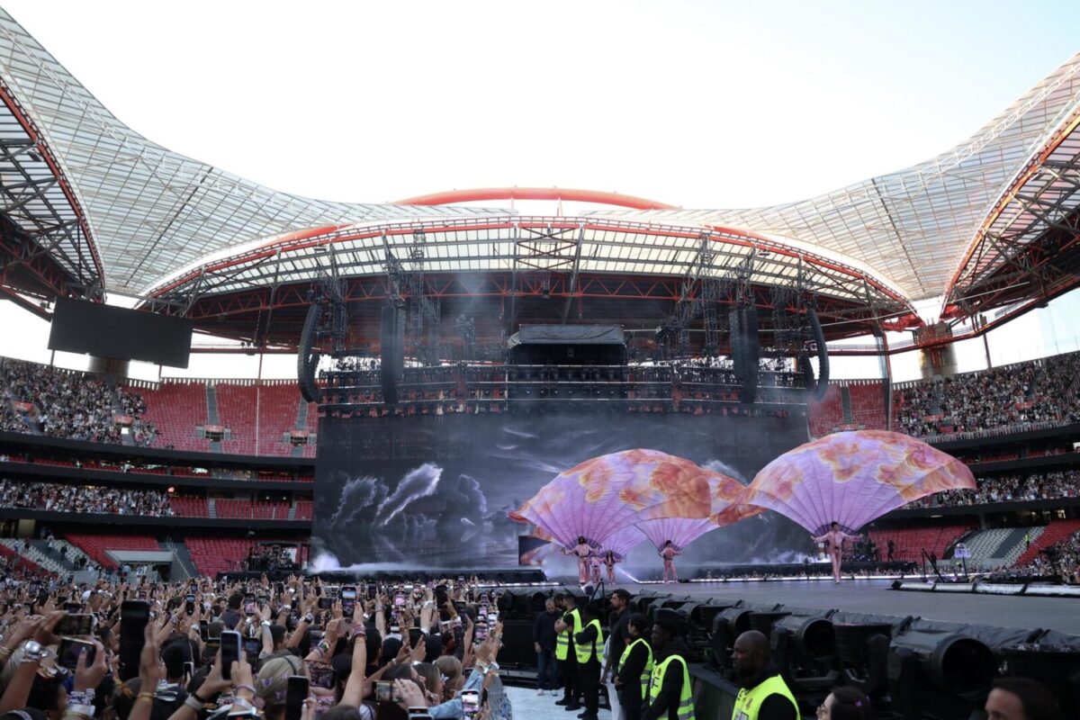 Los fans animan durante el concierto de la cantante y compositora estadounidense Taylor Swift en el Estadio Luz de Lisboa, Portugal, 24 de mayo de 2024. Taylor Swift realizará dos conciertos en Lisboa los días 24 y 25 de mayo. como parte de The Eras Tour.