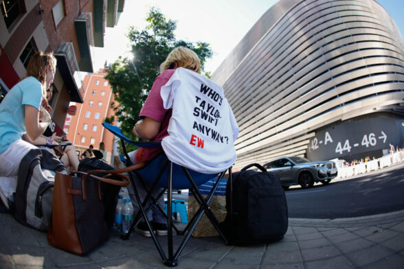 Grupos de personas comienzan a hacer fila este lunes, para el concierto de Taylor Swift que actuará en Madrid el 29 y 30 de mayo.