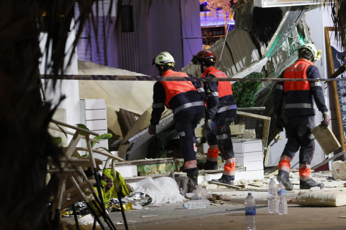 Cuatro personas han fallecido y al menos 27 han resultado heridas al desplomarse en la Playa de Palma el restaurante Medusa Beach Club