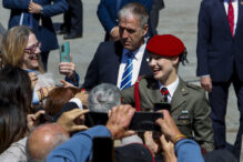 La princesa de Asturias, Leonor de Borbón, saluda al público después de recibir sendos homenajes por parte de las principales instituciones aragonesas y de la ciudad de Zaragoza,