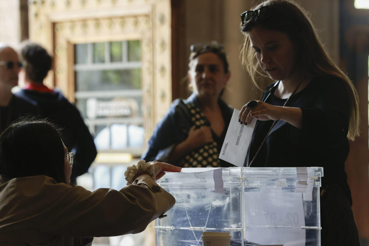 Una mujer vota en el colegio electoral instalado en la Universitat de Barcelona este domingo