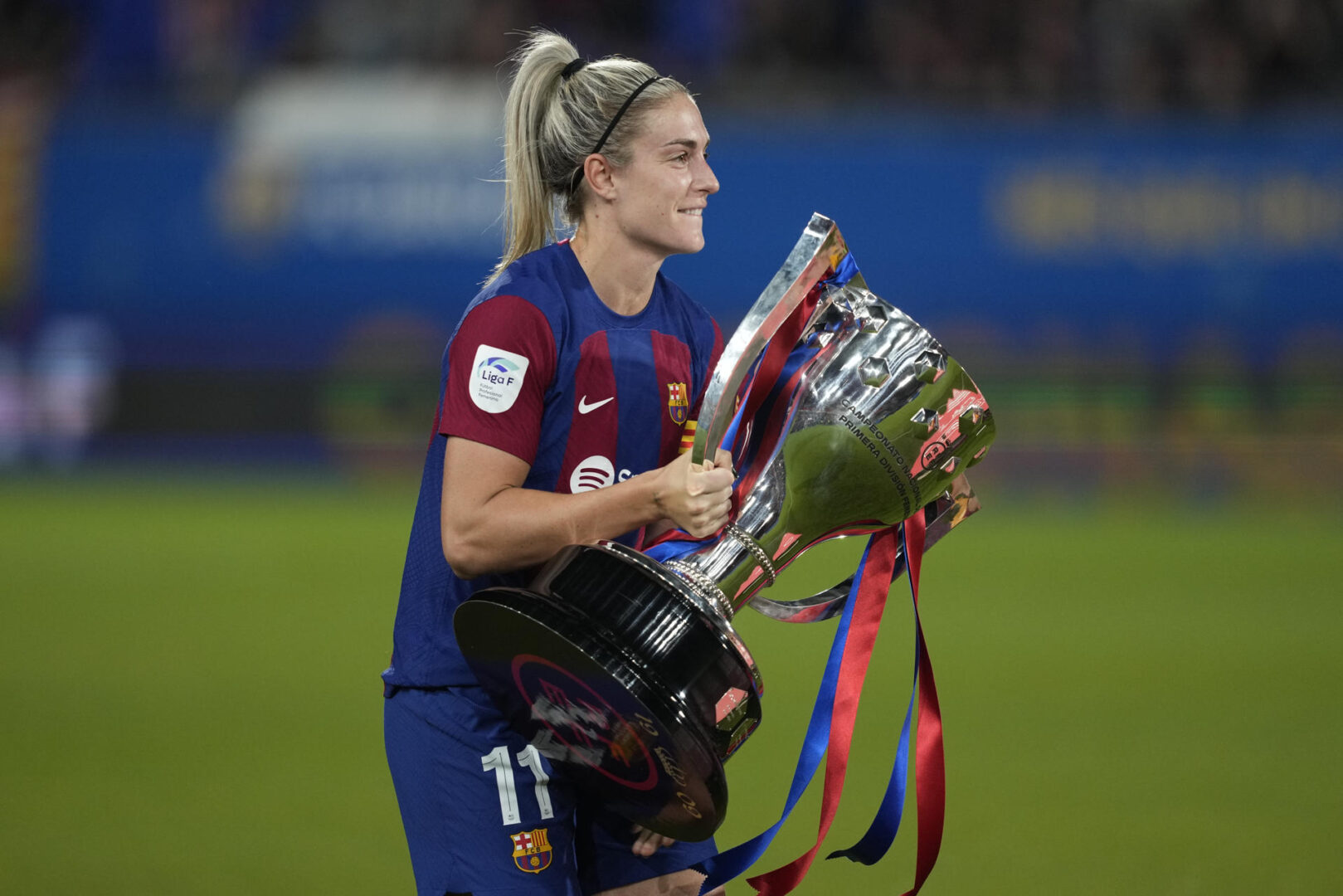 Alexia con la Copa de la Liga