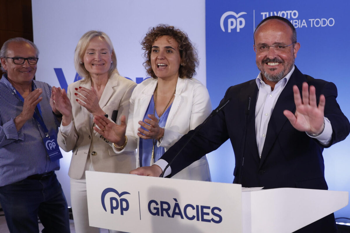 El candidato del PP a la presidencia de la Generalitat, Alejandro Fernández y la cabeza de lista del Partido Popular para las elecciones europeas, Dolors Montserrat, entre otros asistentes durante la valoración de los resultados electorales catalanes tras el cierre de los colegios hoy domingo en Barcelona.