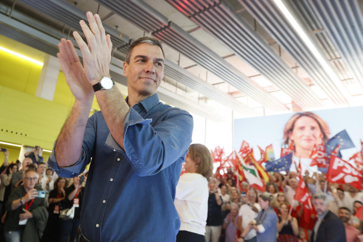 El secretario general del PSOE y presidente del Gobierno, Pedro Sánchez, y la candidata socialista a las elecciones europeas, Teresa Ribera, intervienen en un acto de la campaña en Sevilla.