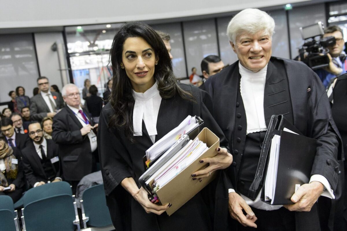 Los abogados Amal Alamuddin Clooney y Geoffrey Robertson a su llegada a la vista por el caso Perineck vs Suiza en el Tribunal Europeo de Derechos Humanos en Estrasburgo en 2015.