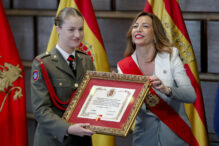 La princesa de Asturias, Leonor de Borbón, recibe el título de "hija adoptiva de Zaragoza" de manos de la alcaldesa de la ciudad, Natalia Chueca