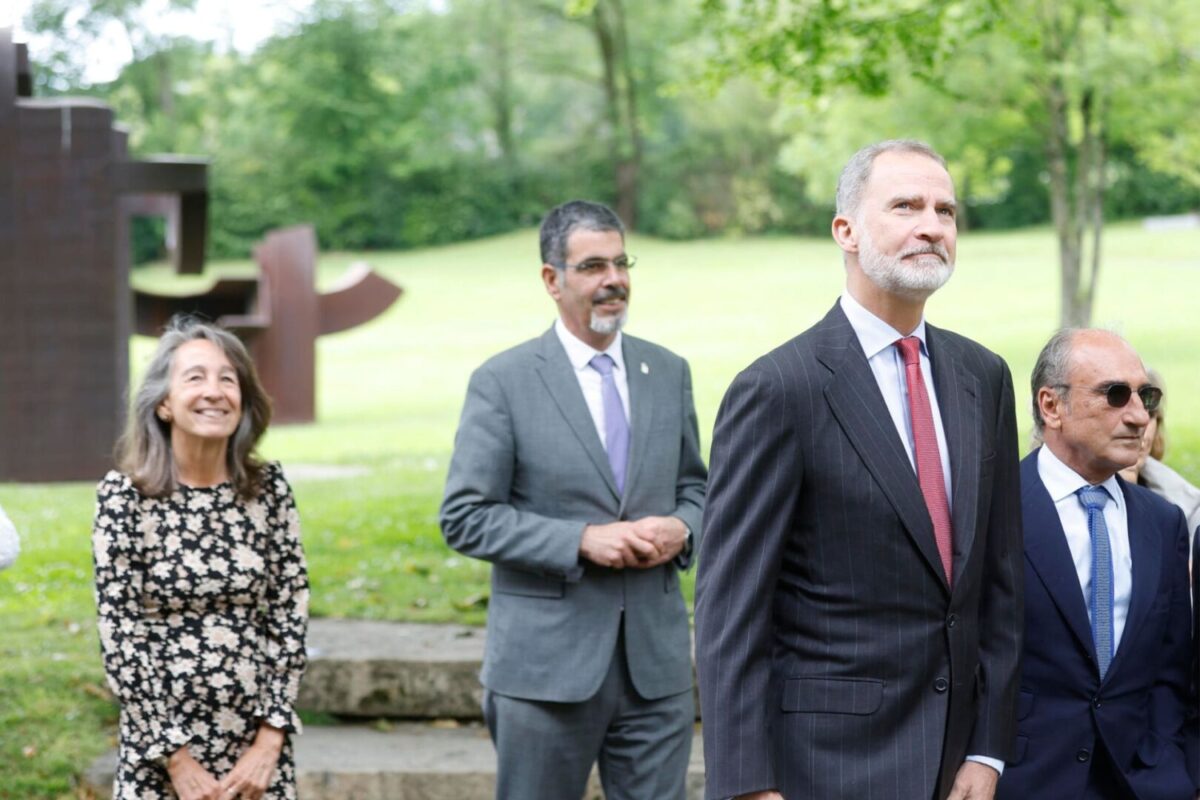 El rey Felipe VI junto al presidente de la Fundación Chillida Belzunce, Luis Chillida (d)