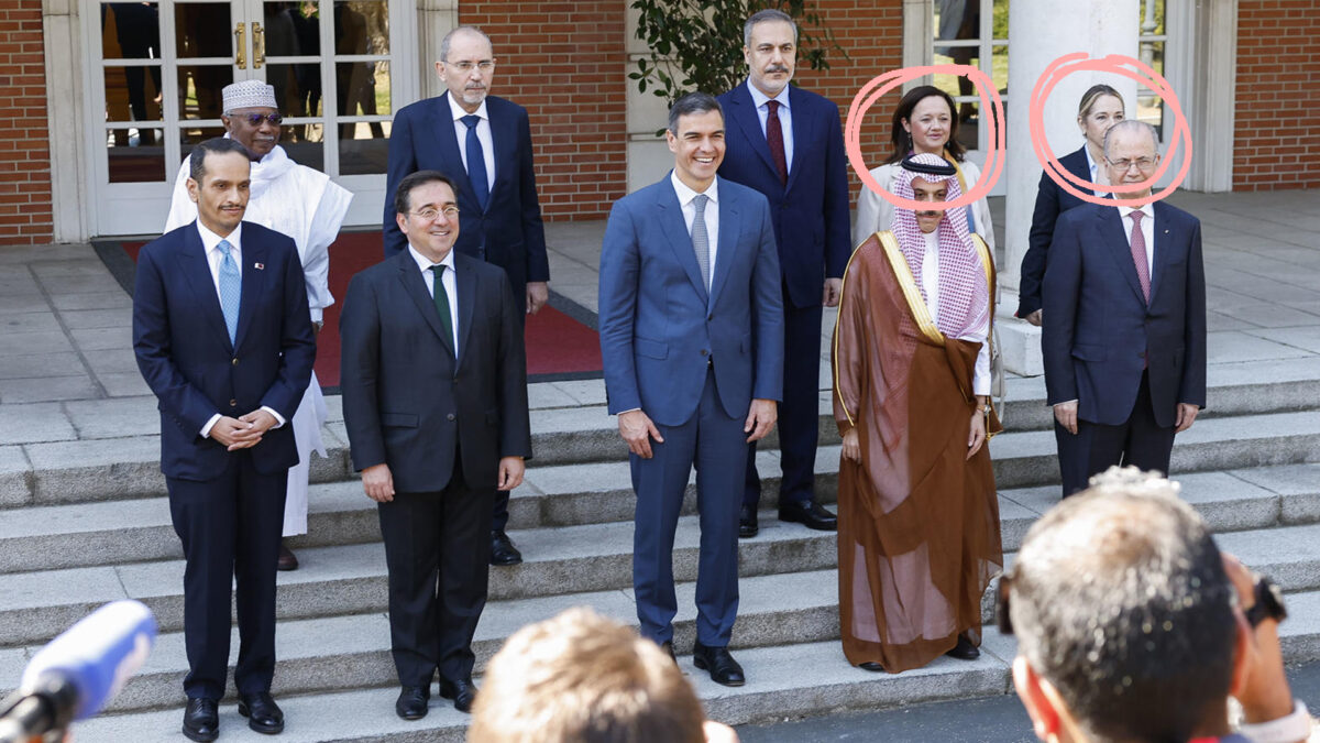 Pedro Sánchez y José Manuel Albares posan para una foto de grupo junto al primer ministro palestino, Mohamed Mustafa, al secretario general de Organización de Cooperación Islámica, Hussein Ibrahim Taha y a varios ministros de Asuntos Exteriores de países árabes del llamado Grupo de Contacto Árabe para Gaza, este miércoles, en el Palacio de la Moncloa.