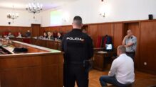 Un agente de Policía Nacional junto al acusado de la muerte de Manuela Chavero, Eugenio Delgado, durante un juicio en la Audiencia Provincial de Badajoz.