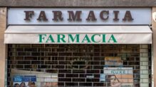 Una farmacia cerrada en Italia.