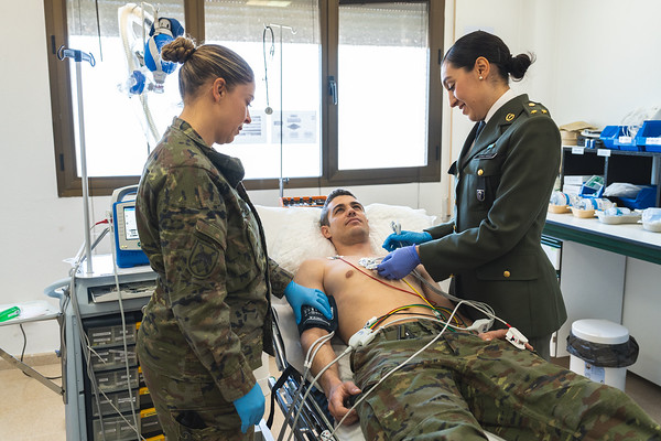 Militares atienden a un herido en el hospital de la BRIPAC