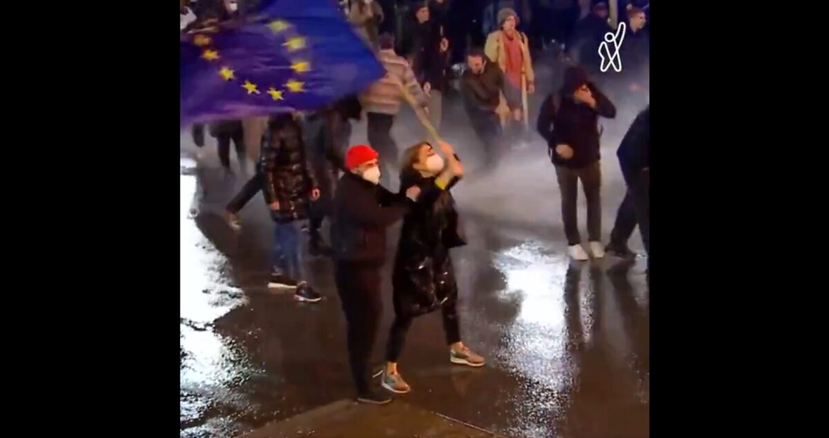 La mujer georgiana con la bandera de la UE - Internacional