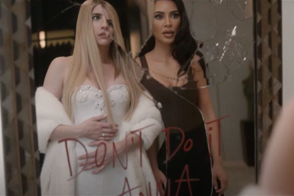 Emma Roberts y Kim Kardashian