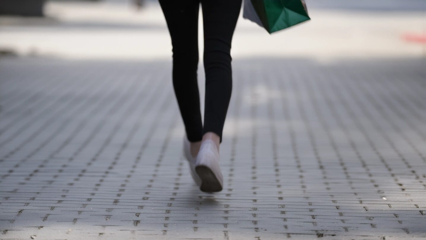 las piernas de una mujer que anda por la calle