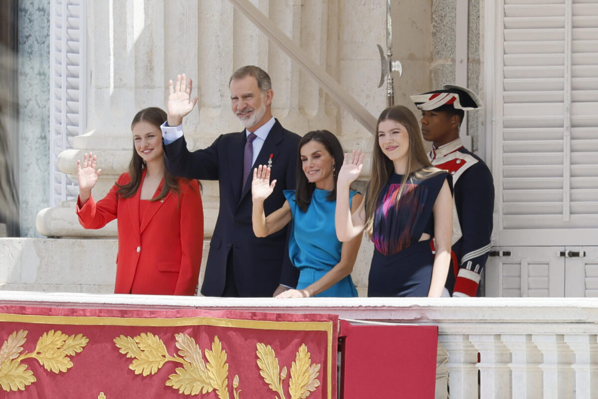 La princesa de Asturias, el rey Felipe VI, la reina Letizia, y la infanta Sofía saludan desde el balcón del Palacio Real en Madrid donde se conmemora el décimo aniversario del reinado de Felipe VI