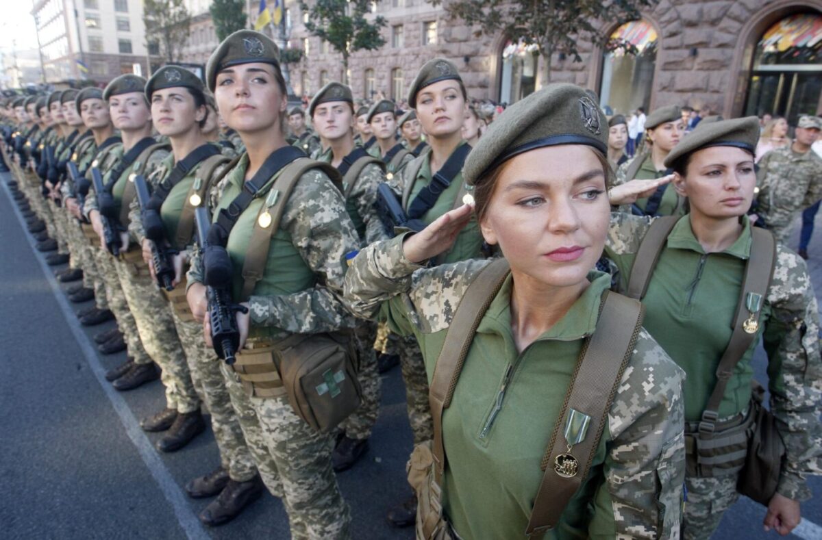 Soldados participan en el ensayo del desfile militar en el centro de Kiev (Ucrania) hoy, miércoles 22 de agosto de 2018. El 24 de agosto se conmemora el Día de la Independencia de Ucrania.