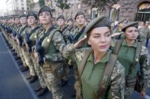 Soldados participan en el ensayo del desfile militar en el centro de Kiev (Ucrania) hoy, miércoles 22 de agosto de 2018. El 24 de agosto se conmemora el Día de la Independencia de Ucrania.