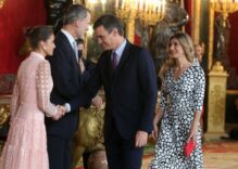 los Reyes, el presidente del Gobierno y su mujer, en el Palacio Real con motivo de la Fiesta Nacional