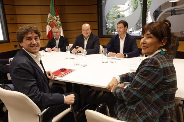 El presidente del PNV, Andoni Ortuzar, y el secretario general del PSE-EE, Eneko Andueza, en la primera reunión negociadora entre ambas formaciones para formar el próximo Gobierno Vasco.