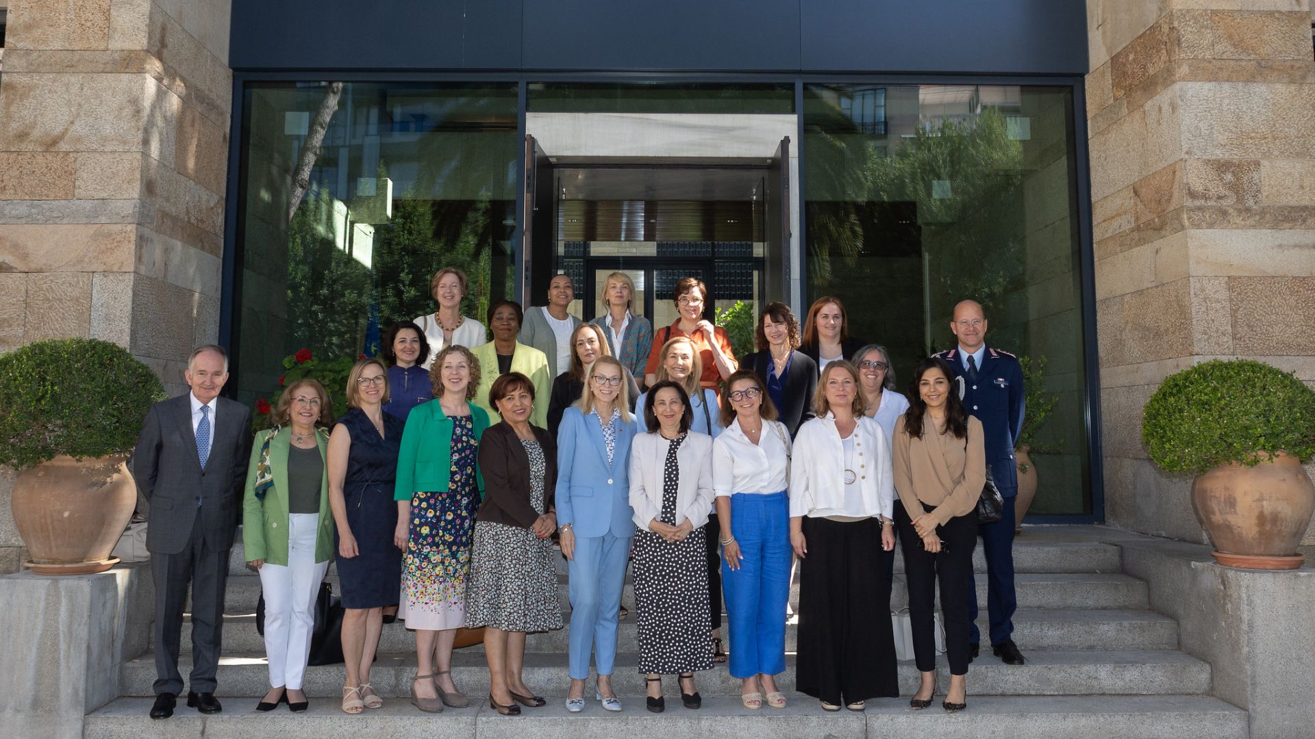 La ministra de Defensa, Margarita Robles, con las embajadoras acreditadas en España