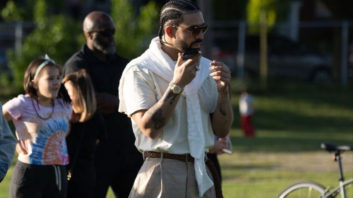 El rapero Drake durante un partido de fútbol de su hijo.