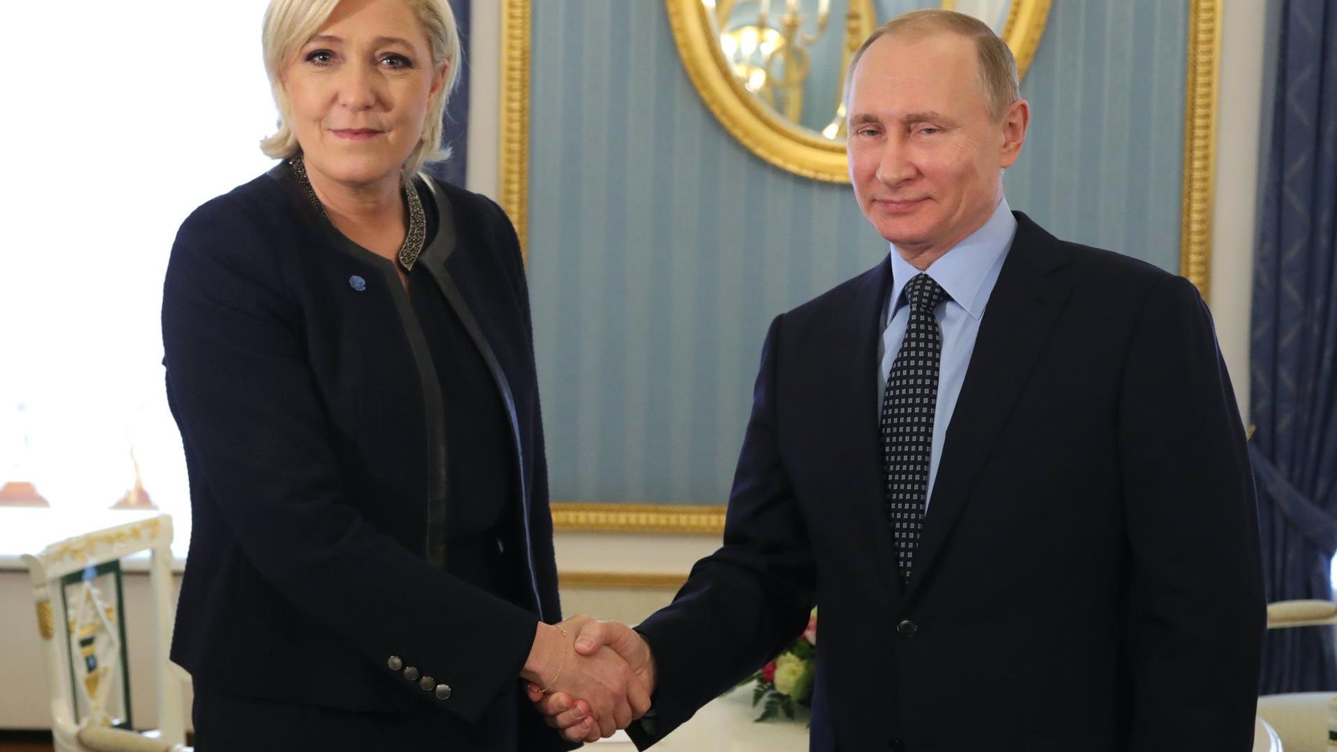La candidata ultranacionalista a la presidencia de Francia, Marine Le Pen, se reúne con el presidente ruso, Vladimir Putin, posan antes de su reunión en el Kremlin en Moscú en 2017.