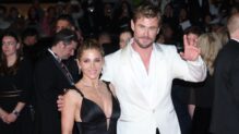Elsa Pataky y Chris Hemsworth salen después del estreno de 'Furiosa: A Mad Max Saga' durante el 77º Festival de Cine de Cannes.