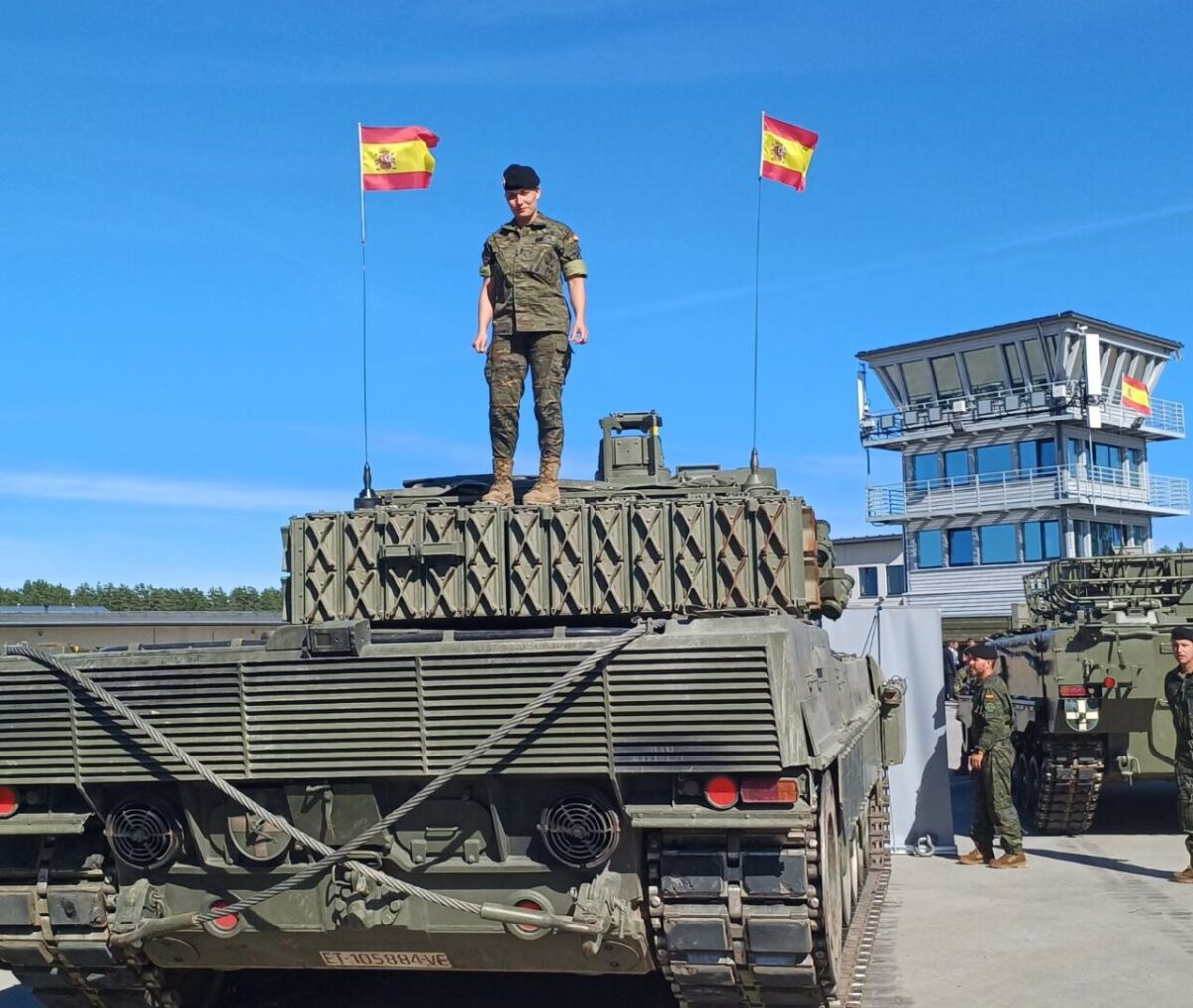 La sargento Ainhoa Tesoro, desde su carro de combate en la base de Adafi