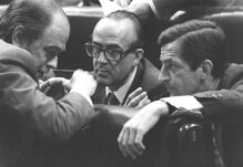 Pujol (CiU) junto Calvo Sotelo y Suárez en el pleno de constitución de las Cortes de 1977
