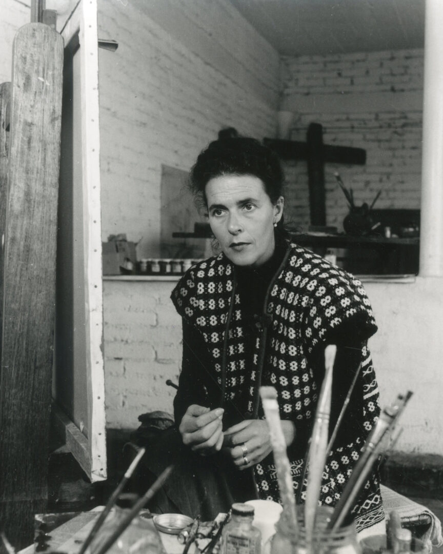 Leonora Carrington en su estudio, Mexico, 1956. Fotografía de Kati Horna