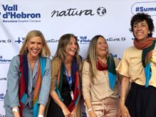 El hospital Vall d'Hebron de Barcelona ha celebrado la sexta edición del "pañuelo solidario" con Judit Mascó, presentadora, a la izquierda,