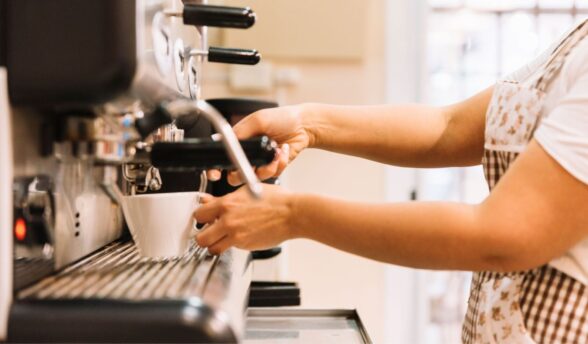 Mujer en una cafetería.