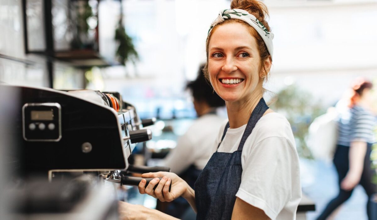 Imagen de una mujer trabajando en una cafetería.