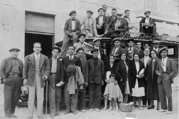 Un grupo de militantes y simpatizantes comunistas mallorquines, a punto de partir de excursión en noviembre de 1930