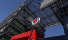 En la imagen, el logo de Vodafone en su sede