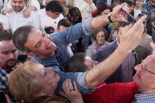 Pedro Sánchez acompaña a Teresa Ribera durante un acto de campaña en Valladolid, este sábado.