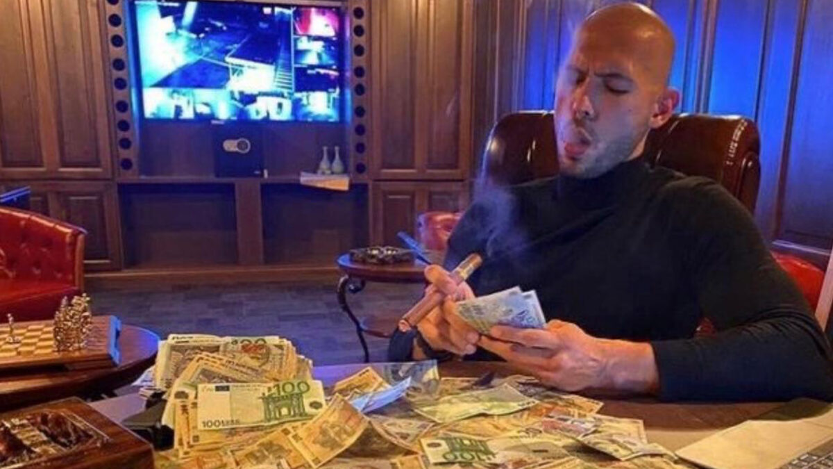 una foto de Andrew Tate con un puro y una montaña de dinero en una mesa