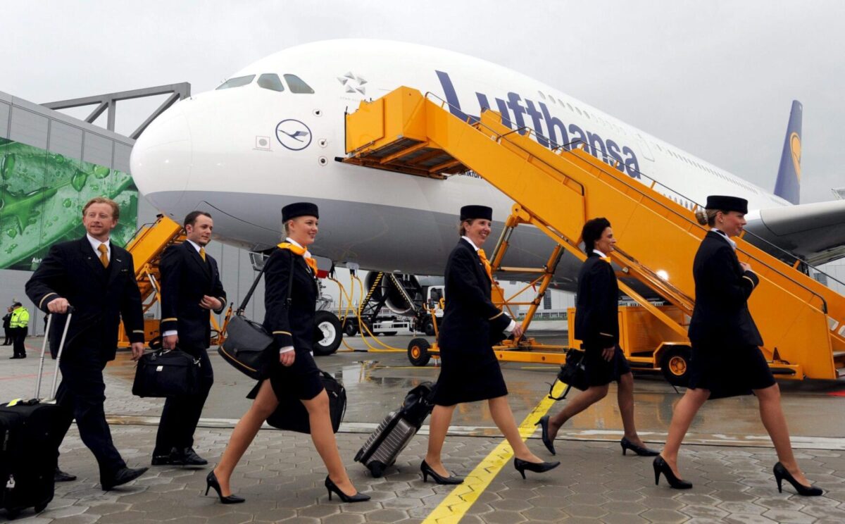 Azafatas de las aerolíneas Lufthansa se disponen a embarcar.