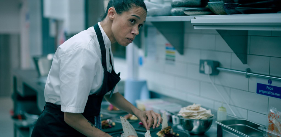 Vinette Robinson es Carly, chef de su propia cocina en 'Boiling point'