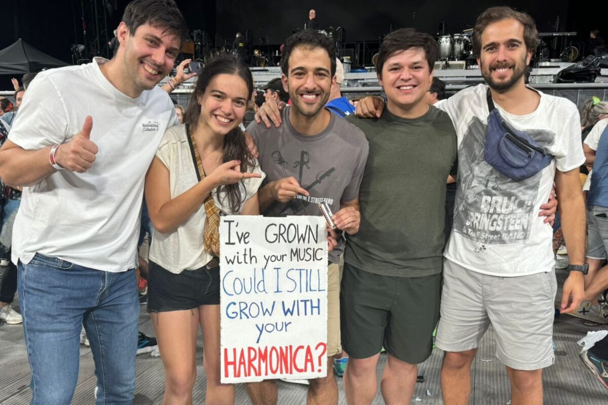 Juan Monsalve (centro), rodeado de sus amigos y su hermana en el concierto de Bruce Springsteen en el Estadio Metropolitano de Madrid