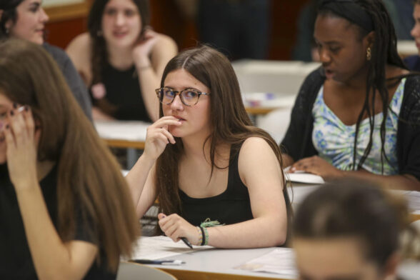 Estudiantes preparados para realizar la EBAU.