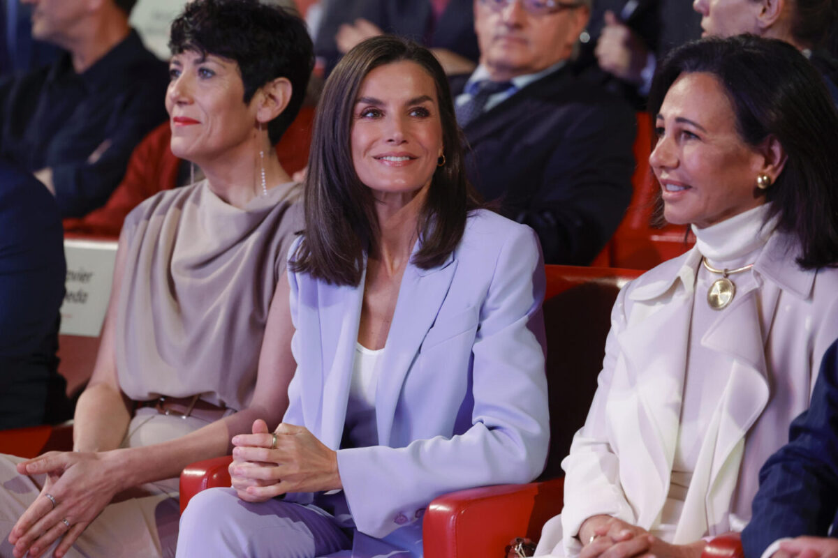 La reina Letizia junto la presidenta del Banco Santander, Ana Patricia Botín, en la convocatoria de los "Proyectos sociales de Banco Santander" en Madrid