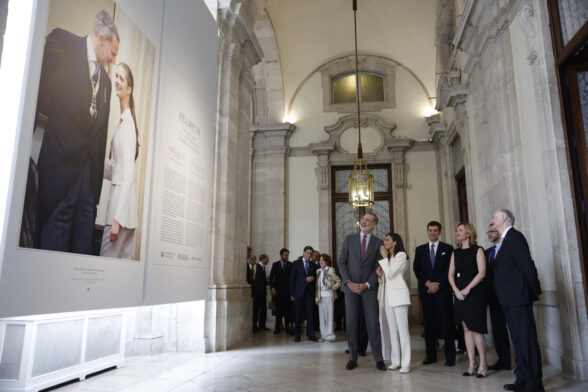 Los Reyes, durante la visita a la exposición de la Corona y la Diputación de la Grandeza
